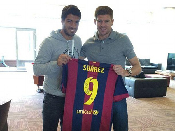 Mampir ke Liverpool, Suarez Berikan Jersey Barcelona ke Steven Gerrard!